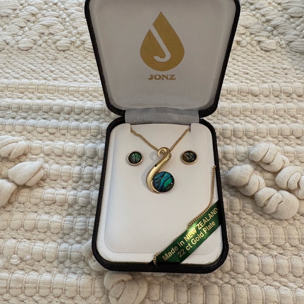 Jonz Abalone Shell Necklace and Earring Set 22 ct Gold Plated